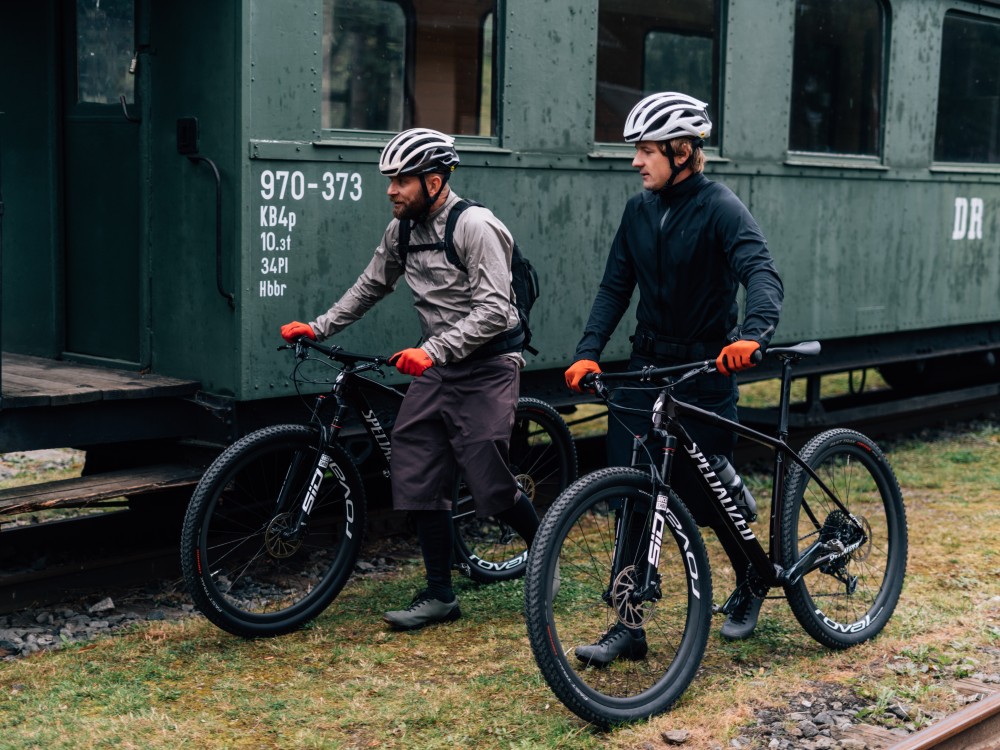 Fahre los mit dem Fahrrad und zurück komm mit dem Zug